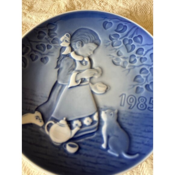 Bing & Grøndahl 1985 "The Magical Tea Party" Porcelain Denmark Blue & White Plat - Picture 5 of 12